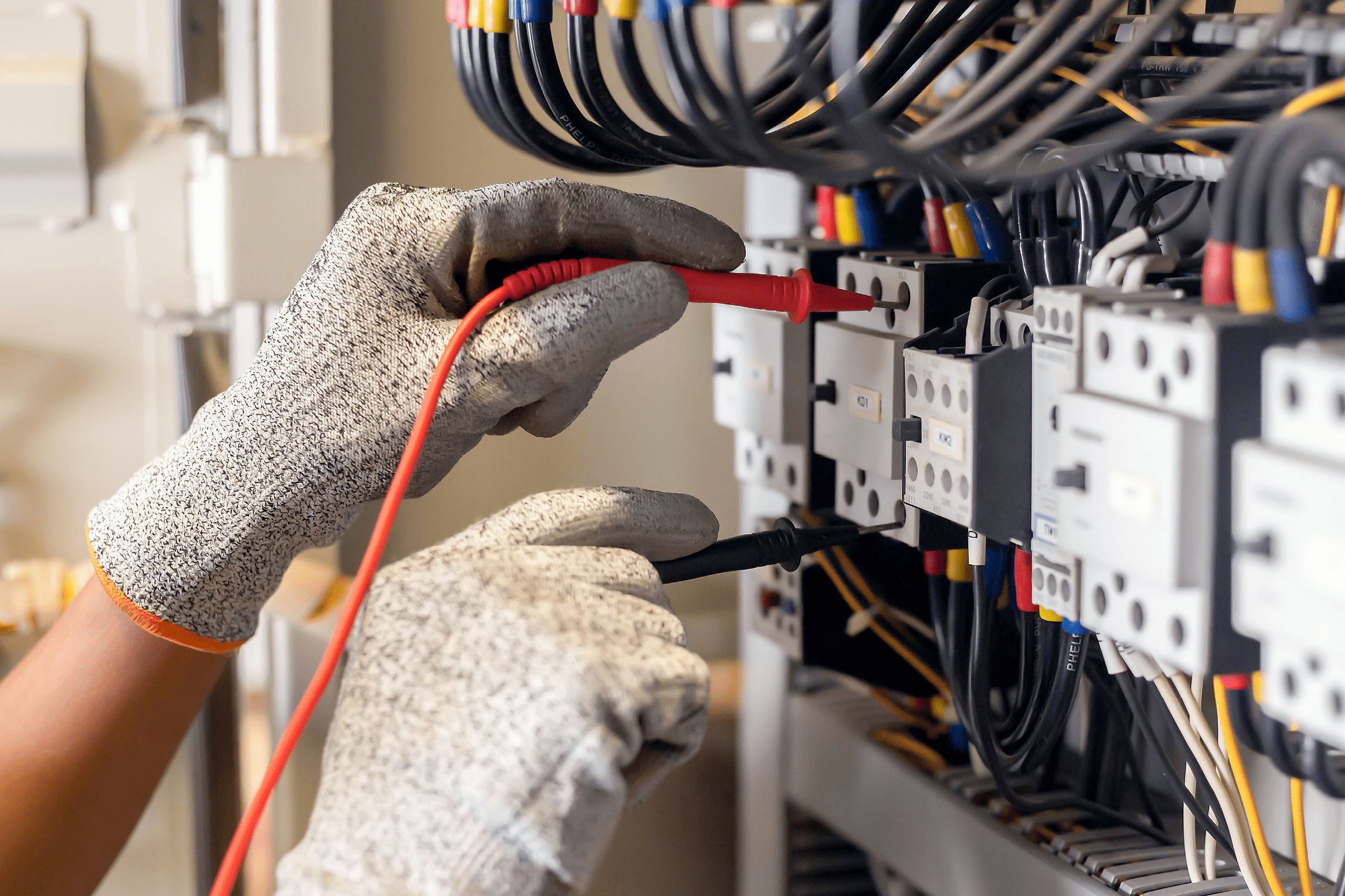 Comment Choisir le Bon Professionnel pour une Urgence Électrique : Nos Conseils